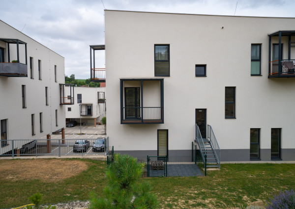 PRENAJATÉ Zariadený 2-i byt v novostavbe s balkónom – Trnkov