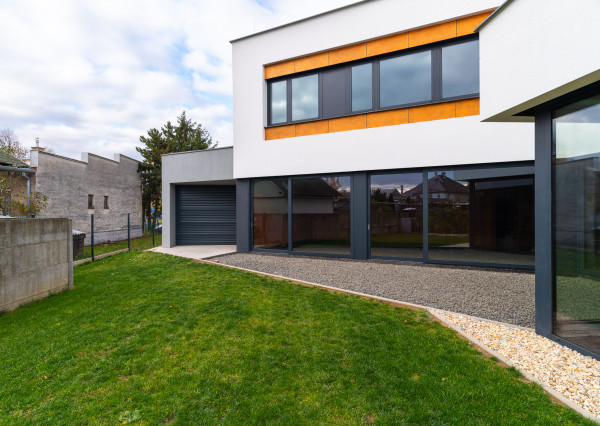 Reprezentatívny komerčný objekt pre firmu či ambulanciu