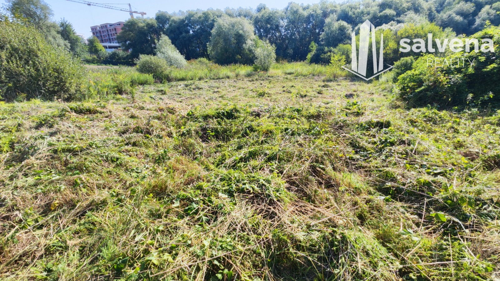 Pozemok – pohľad z parcely, trávnatý porast a okolie