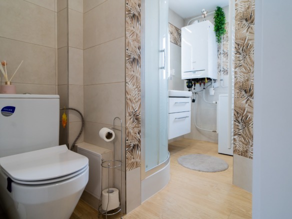 Zrekonštruovaná kúpeľňa spojená s WC