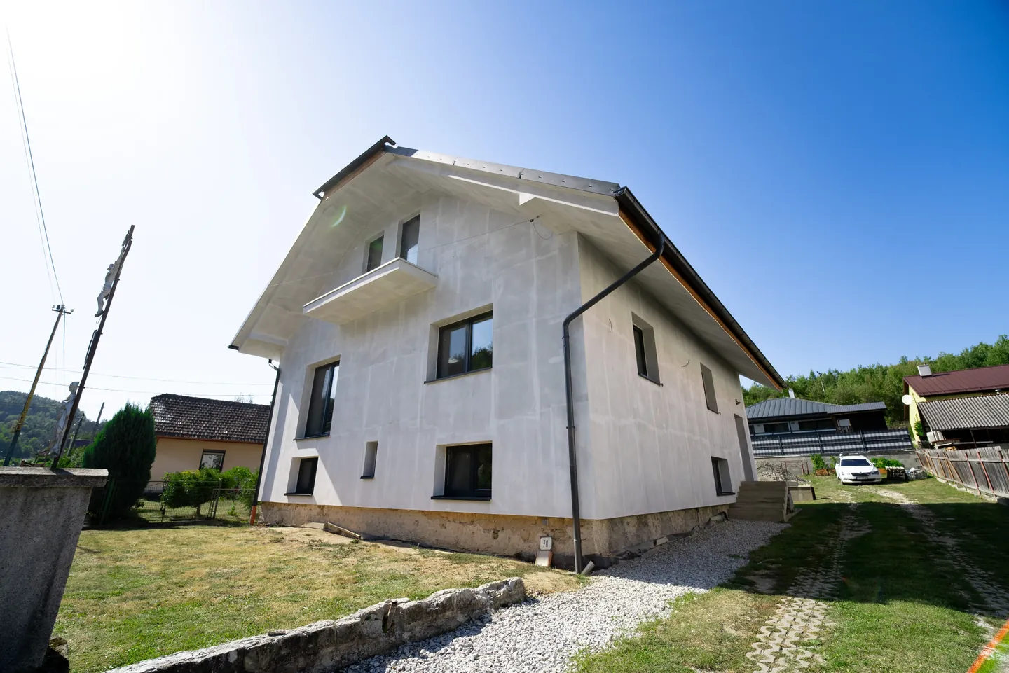 Rodinný dom vo Fričovciach pri pohľade spredu a zboku.