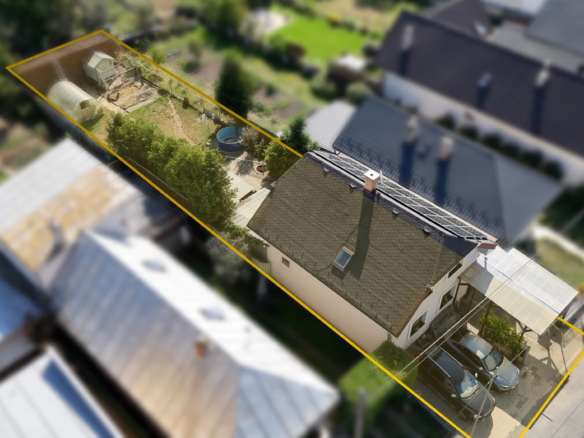 Pohľad z dronu na rodinný dom vo Veľkom Šariši a jeho pozemok