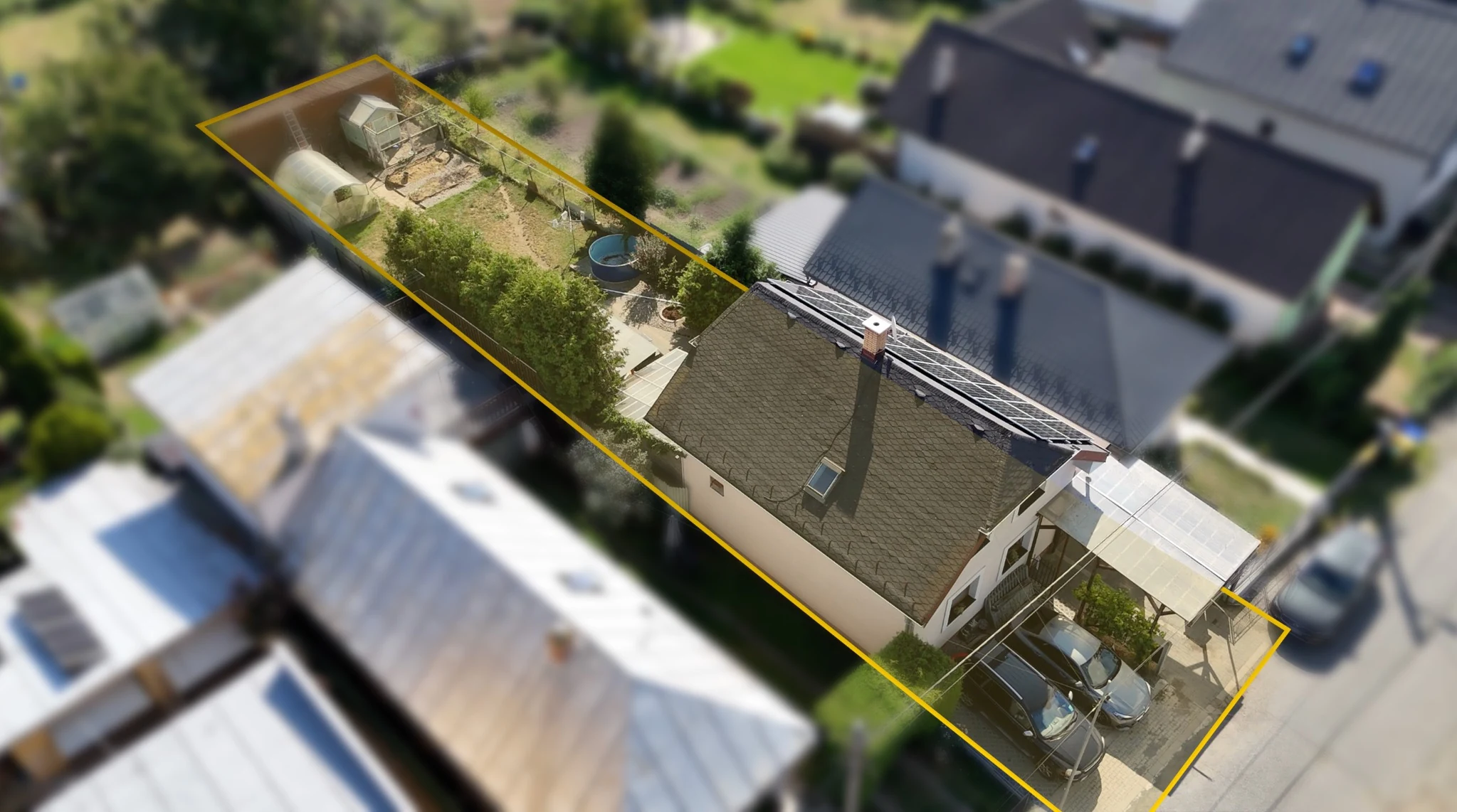 Pohľad z dronu na rodinný dom vo Veľkom Šariši a jeho pozemok