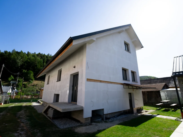 Zadná a bočná strana domu vo Fričovciach so vstupom z dvora.