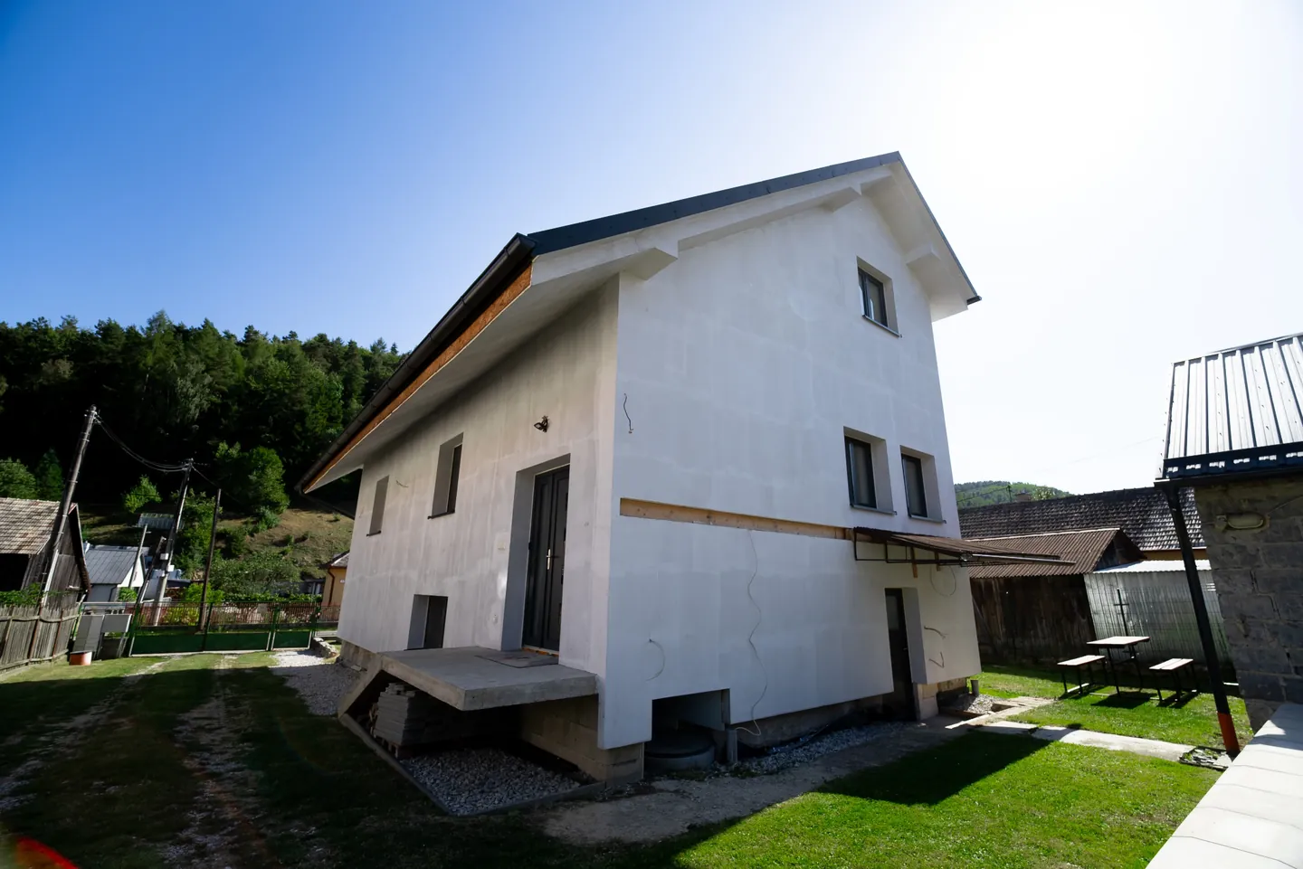 Zadná a bočná strana domu vo Fričovciach so vstupom z dvora.