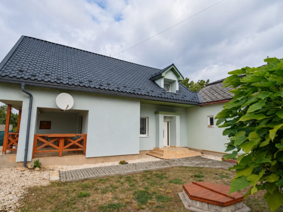 Rodinný dom v Hrani so záhradou a zastrešenou terasou.