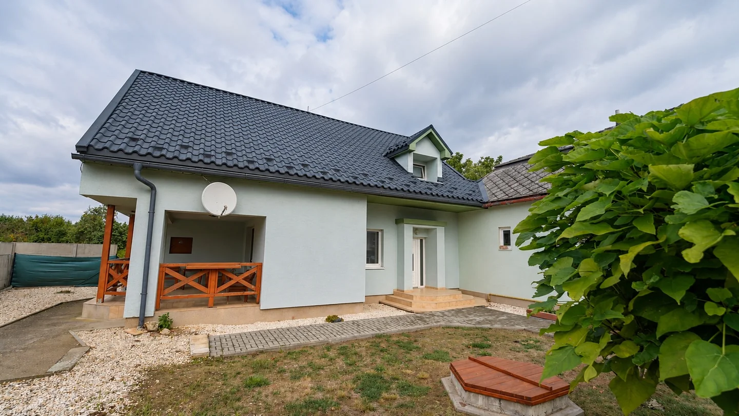 Rodinný dom v Hrani so záhradou a zastrešenou terasou.