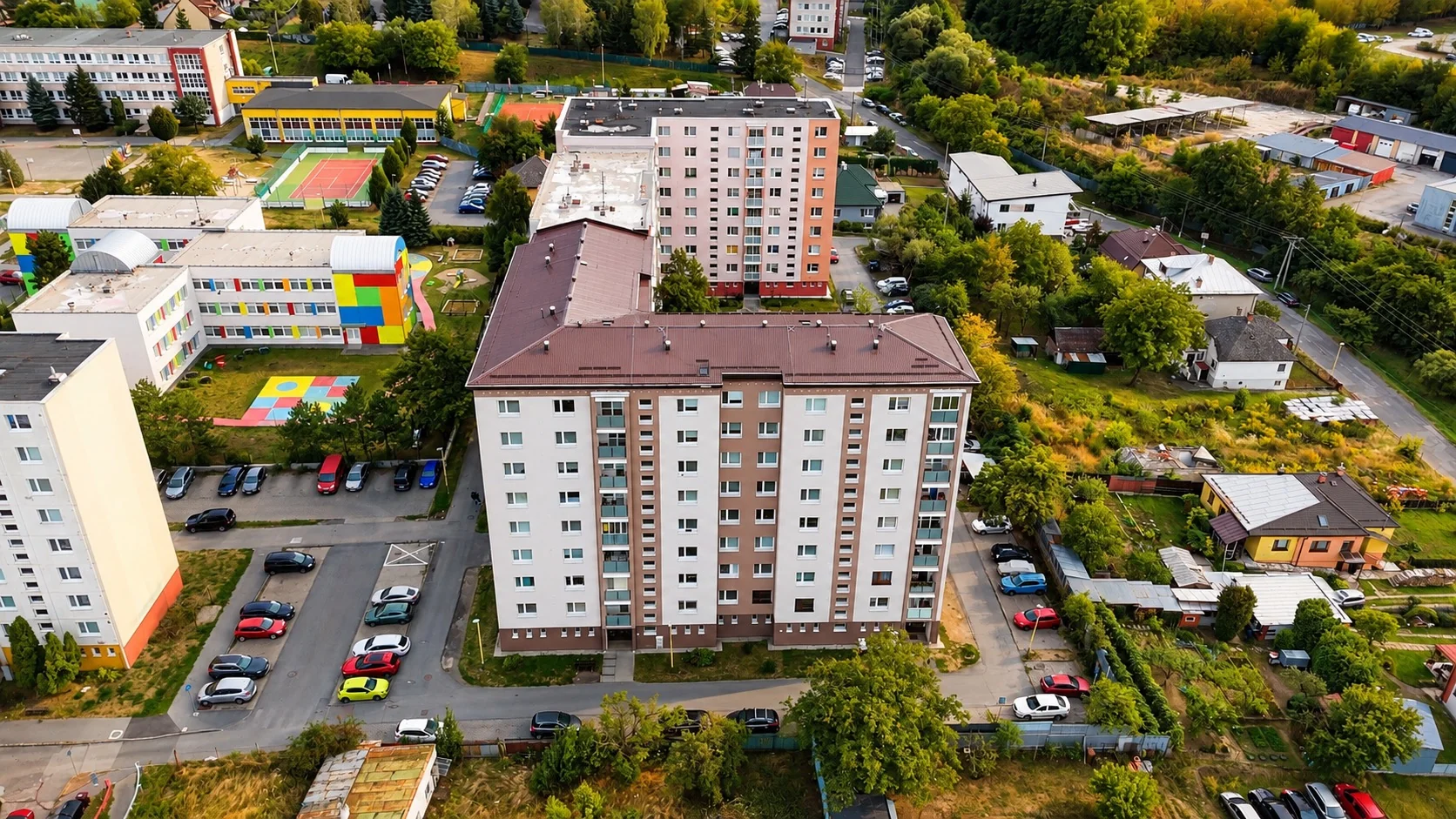 02-salvena-reality-presov-vazecka-bytovy-dom-dron Letecký pohľad na bytový dom a okolité sídlisko.