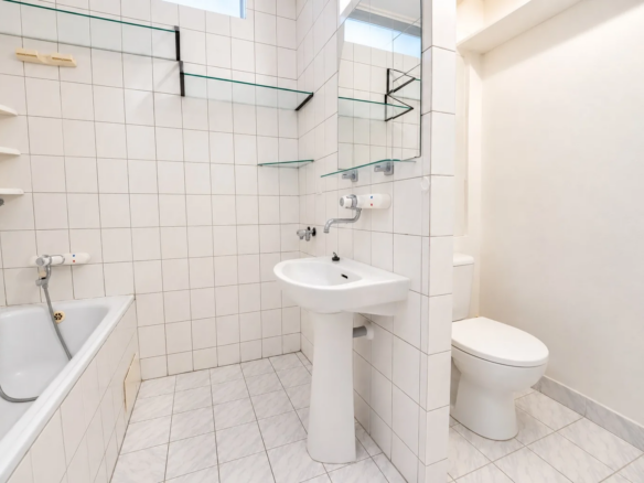 Kúpeľňa s vaňou, umývadlom, WC a bielym obkladom na Važeckej ulici v Prešove.