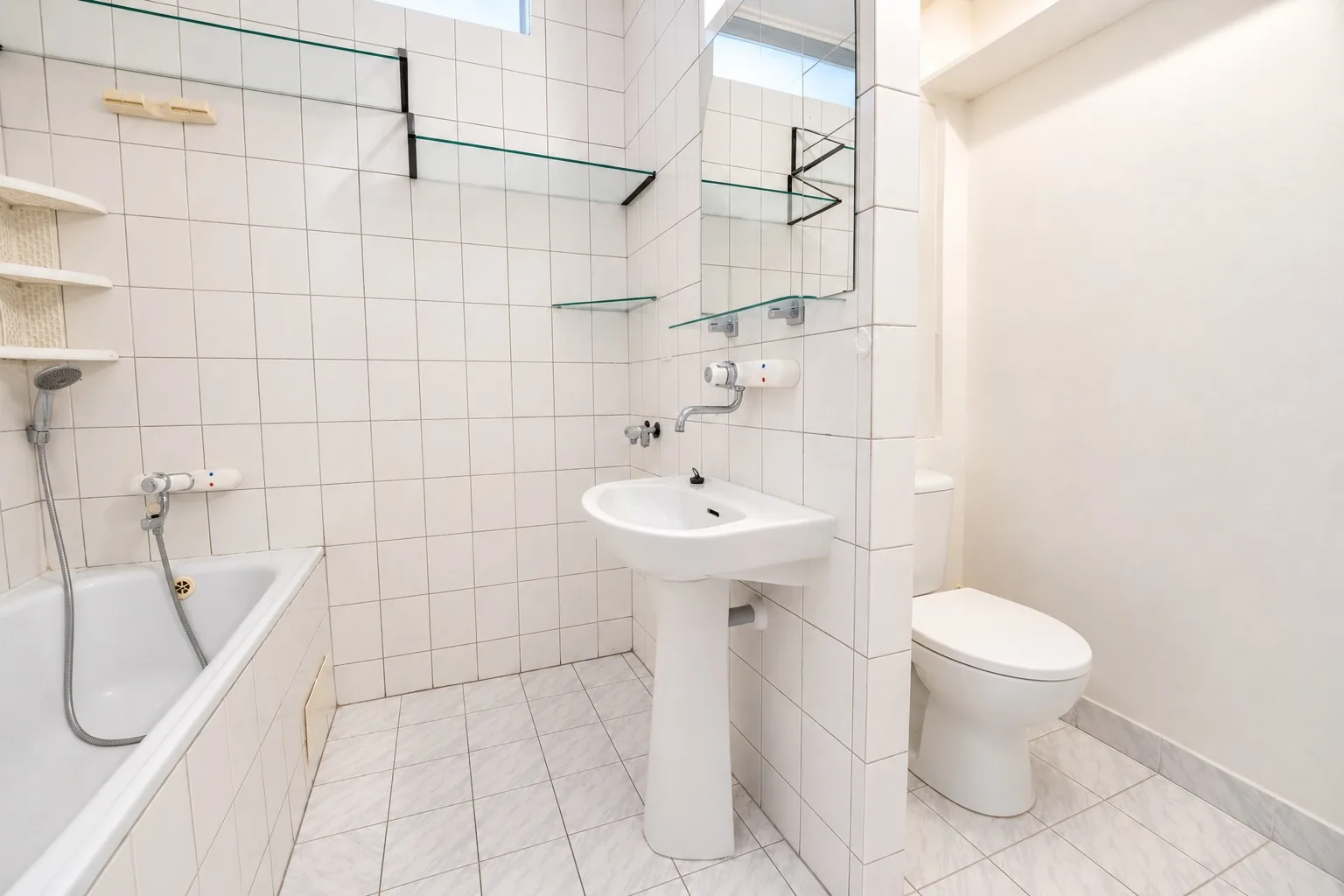 Kúpeľňa s vaňou, umývadlom, WC a bielym obkladom na Važeckej ulici v Prešove.