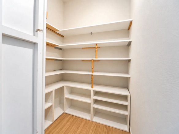 Šatník s otvorenými policami a tyčami na zavesenie oblečenia na Važeckej ulici v Prešove.