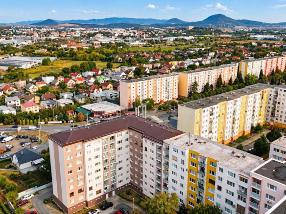 Letecký pohľad na bytové domy, zeleň a okolie v Prešove.