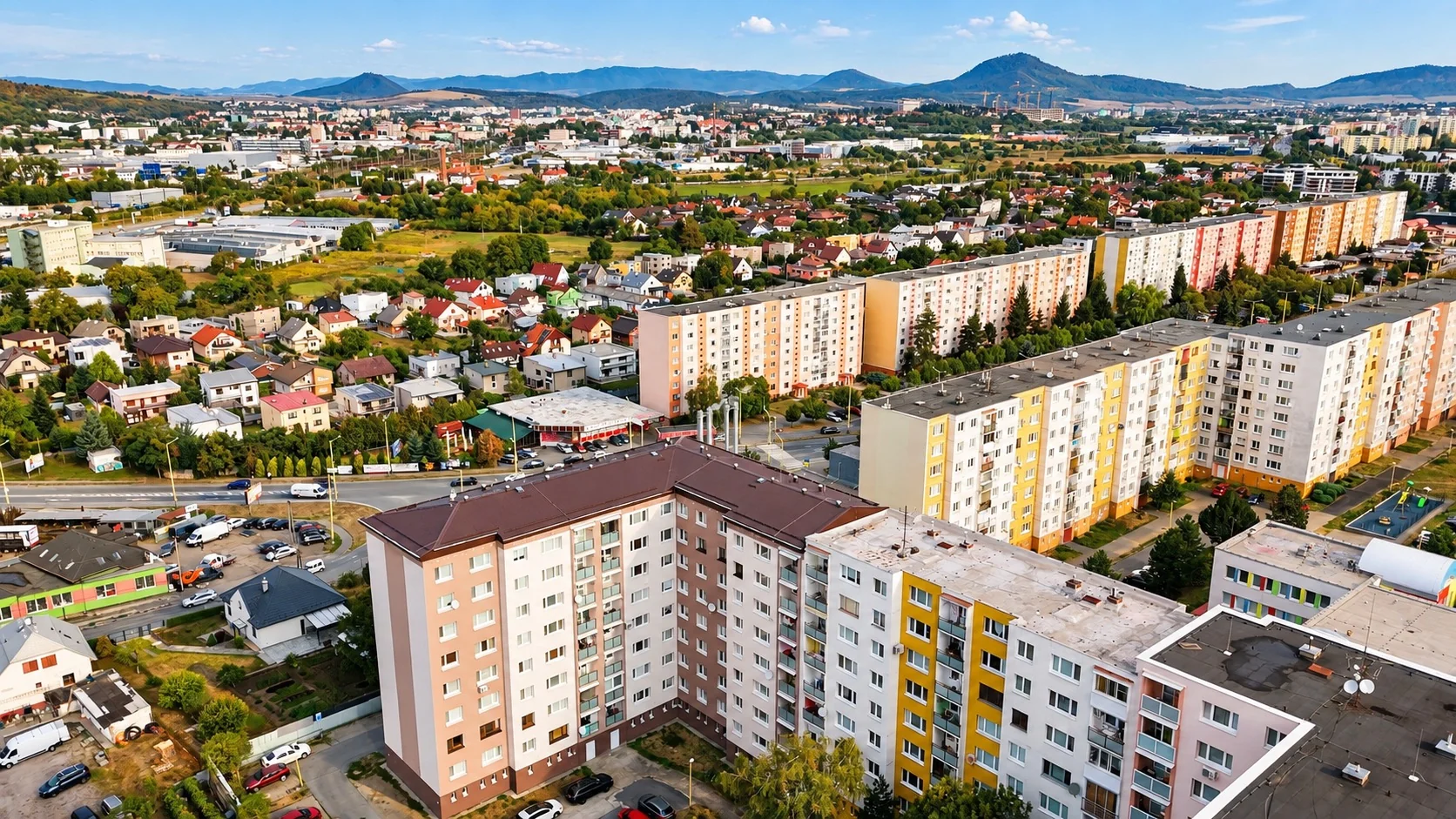 Letecký pohľad na bytové domy, zeleň a okolie v Prešove.