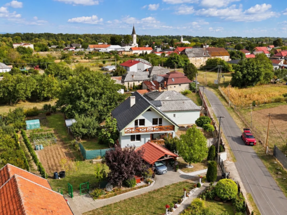 Letecký pohľad na rodinný dom a okolité domy v obci Hraň.