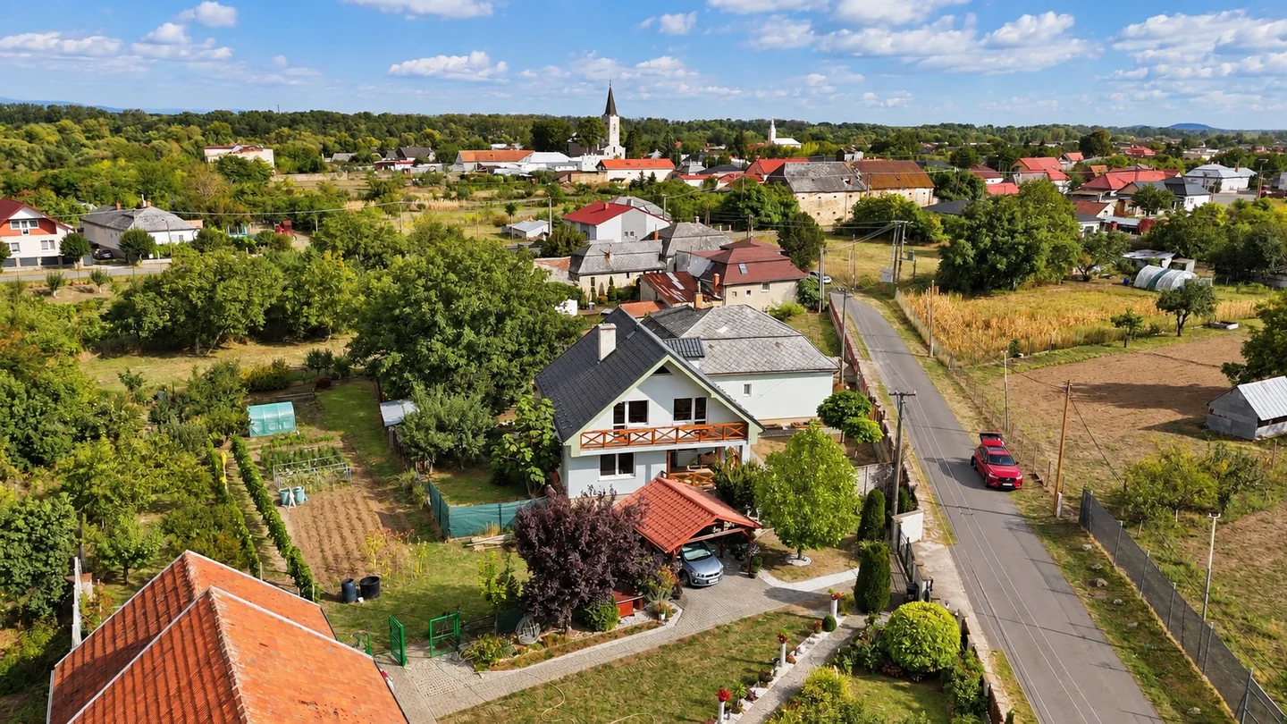 Letecký pohľad na rodinný dom a okolité domy v obci Hraň.